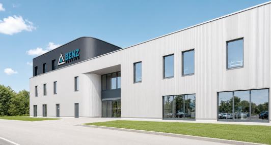 Moderner Verwaltungs- und Produktionsstandort der BENZ Tooling GmbH in Gengenbach mit markanter Fassadenarchitektur und klar gegliedertem Eingangsbereich. BENZ entwickelt und produziert hochpräzise CNC-Aggregate, Werkzeugsysteme und Komponenten für den Maschinen- und Anlagenbau sowie für die Holz-, Metall- und Verbundwerkstoffbearbeitung. Bauherr: BENZ Tooling GmbH. Geplant und umgesetzt von arc+ GmbH Freudenstadt.